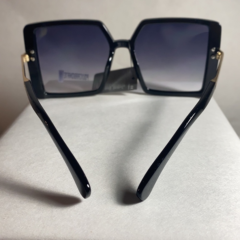Fashionable Oversized Black Sunglasses - Picture 3 of 4